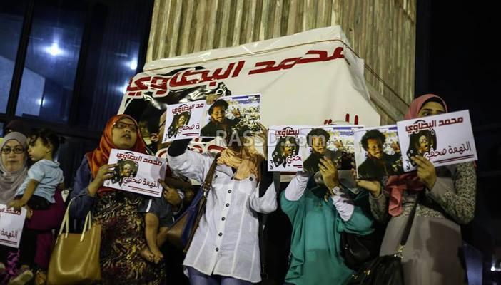 بالصور.. وقفة علي “سلالم الصحفيين” لأسرة البطاوي وعبد المقصود