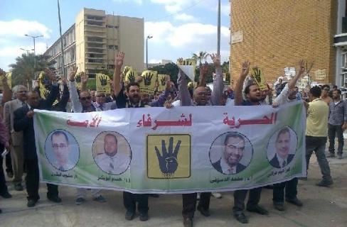 وقفة لأعضاء هيئة التدريس بجامعة المنصورة