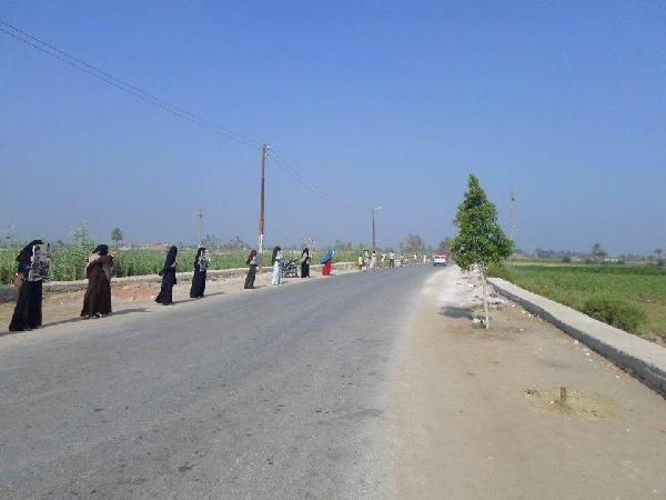 سلسلة بشرية بالفيوم اعتراضا على رفع الأسعار