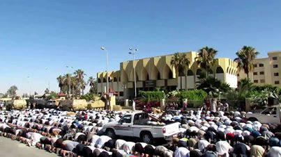 تشييع جنازة أحد شهداء مجزرة ديوان عام المحافظة بالعريش