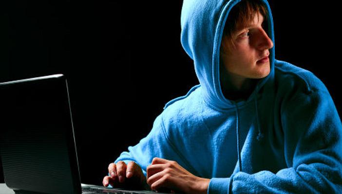 الحبس عامين لمراهق بتهمة ارتكاب 50 ألف جريمة إلكترونية