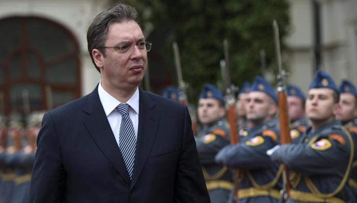 رئيس وزراء صربيا يُقذف بالحجارة أثناء مراسم ذكرى “سربرنيتشا”