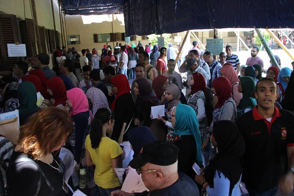 بالصور..زحام بمكتب تنسيق جامعة القاهرة بسبب استمارات اختبارات القدرات