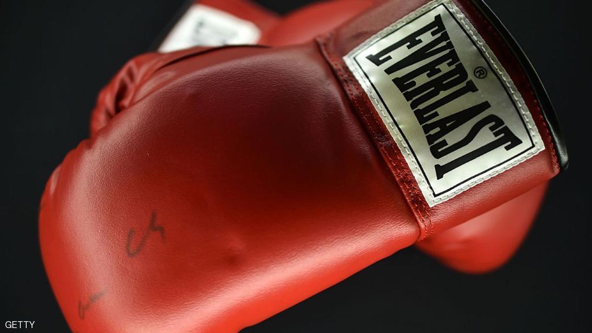 طرح قفازات “كلاي” في مزاد علني