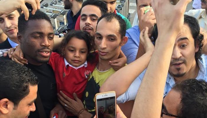 بالصور..استقبال مهاجم الأهلي الجديد في المطار