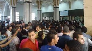 استمرار تزاحم المسافرين أمام شبابيك تذاكر قطارات الوجه القبلي