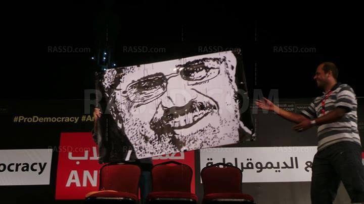 فنان تشكيلي يرسم صورة للرئيس مرسي بميدان رابعة