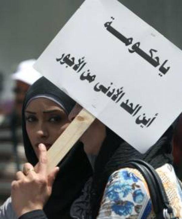 حكومة الانقلاب تفشل في تطبيق الحد الأقصى فتأجل الحد الأدنى للأجور