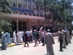 أهالي كفر الدوار يحتجون على انقطاع المياه أمام مبنى المحافظة