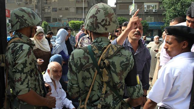 الثوار يتوجسون خيفة من الفاشية العسكرية