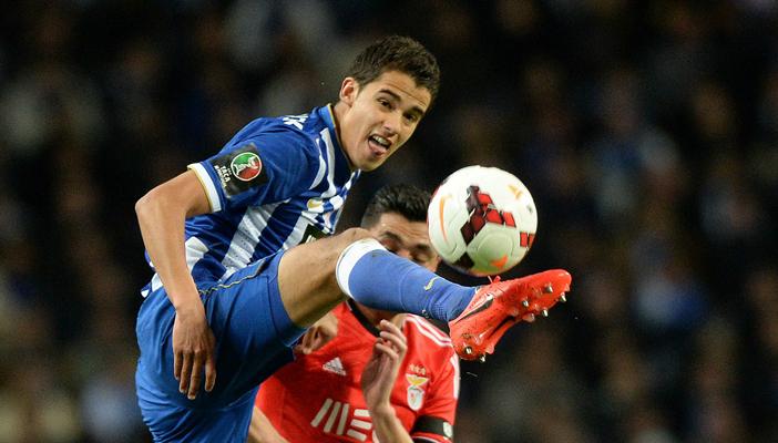 سوسيداد يضم رييس مدافع المكسيك على سبيل الإعارة من بورتو