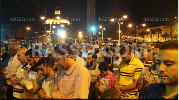 باسم عودة يصلي التروايح مع مؤيدي “مرسي” بميدان النهضة