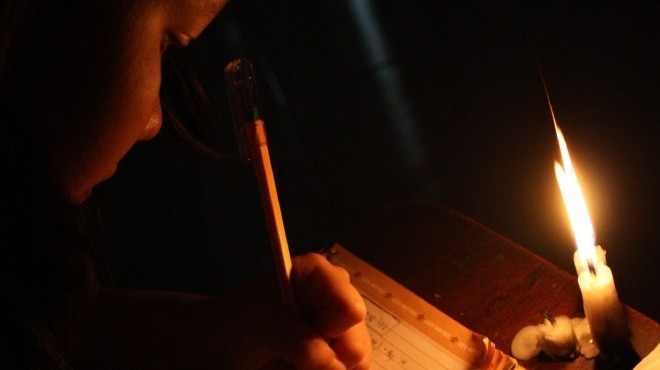 أهالى ” الدقهلية ” يتناول الإفطار والسحور على ضوء الشموع