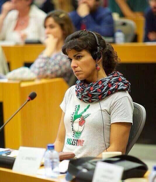 ممثلة إسبانيا ترتدي قميصا تضامنا مع غزة بجلسة “الأوروبي”