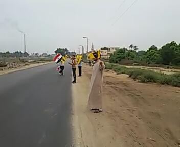 سلسلة بشرية بالإسماعيلية في أسبوع “العسكر يسحق الفقراء”