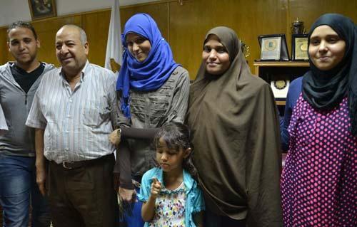 وكيل “تعليم الانقلاب” بالوادي الجديد يستقبل إحدى أوائل الثانوية