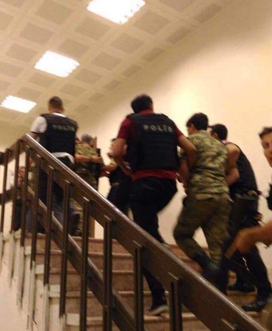 قوات خاصة تعتقل عناصر الجيش التي سيطرت على مبنى التلفزيون التركي