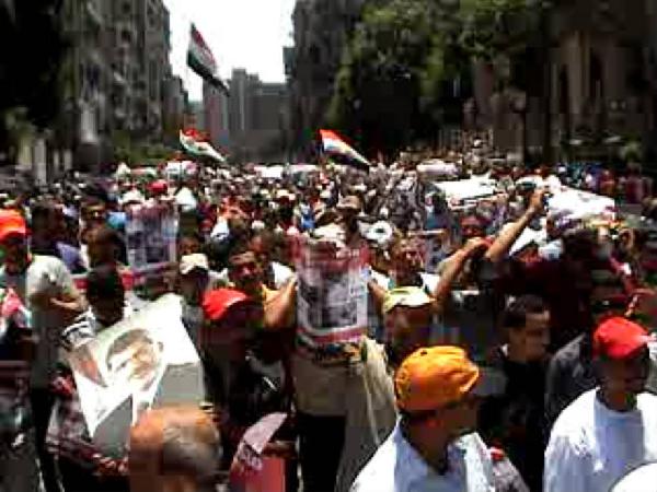 عاجل.. مسيرة بالآلاف تتجه لمجلس الوزراء لرفض الحكومة الجديدة