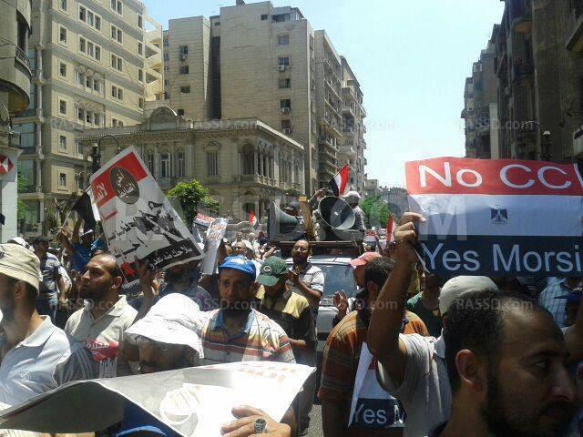 أهالي القصر العيني يوزعون المياه على المتظاهرين