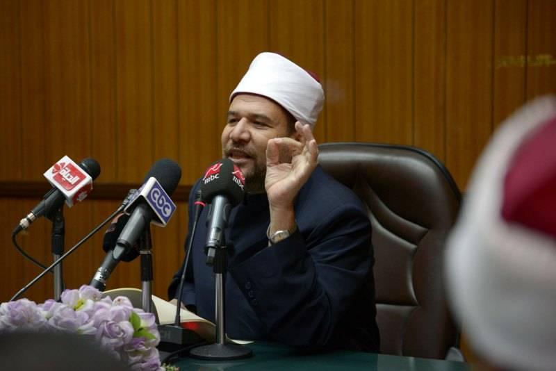 وزير الأوقاف يكافئ ويعاقب مسئولين بالمساجد خلال العيد