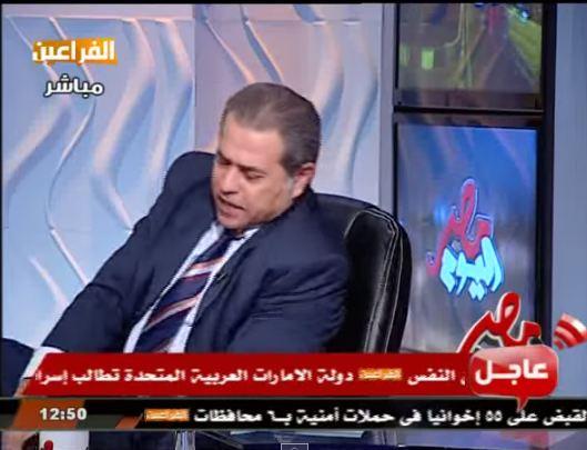 فيديو|عكاشة يخلع حذائه ويهدد من يدافع عن غزة