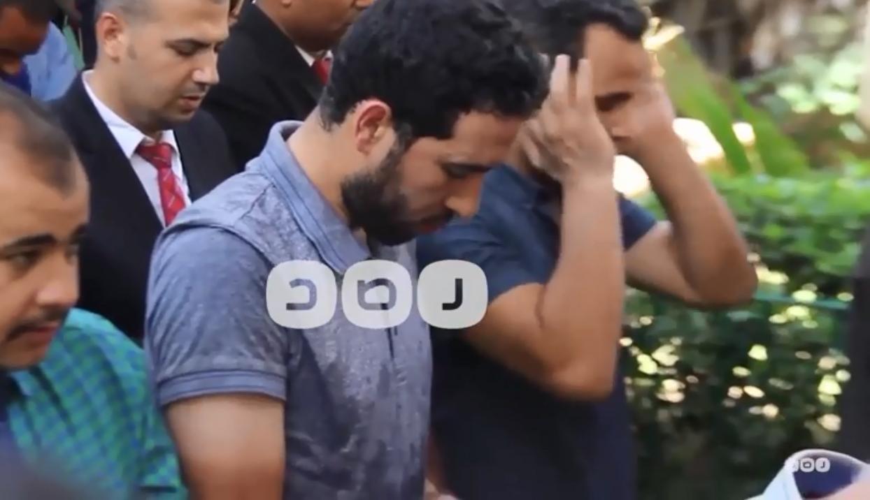 بالفيديو.. أبوتريكة يحضر جنازة طارق سليم في ظل غياب نجوم الأهلي