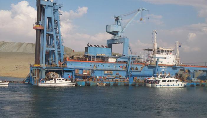 الكراكات تنتهي من رفع 255 مليون متر مكعب رمال من قناة السويس