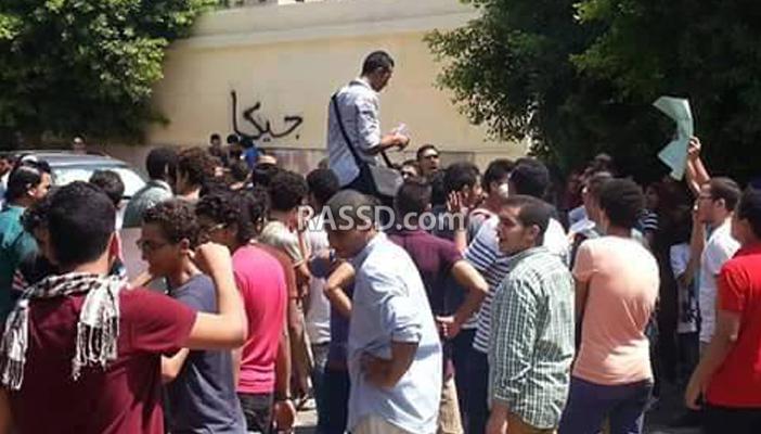 وقفة لطلاب الثانوية الأزهرية أمام المشيخة بعد رسوب 72٪ من الطلاب