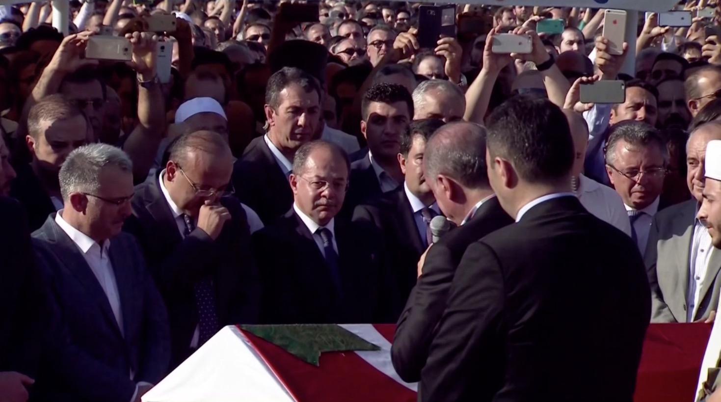 بالفيديو.. أردوغان يبكي بحرقة في جنازة مستشاره “أولجاك”