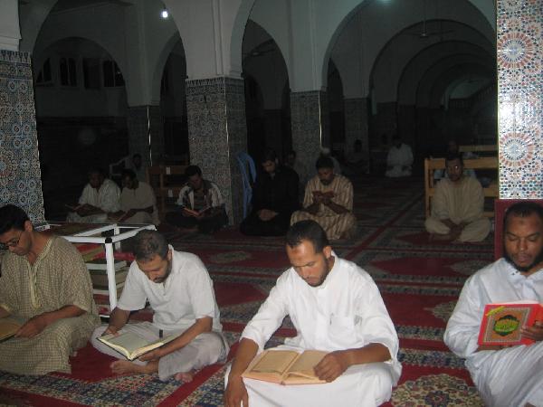 دعوات الممنوعين من الاعتكاف تطارد الانقلابين بعد إغلاق المساجد