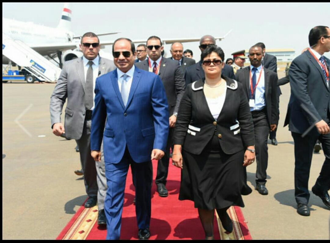 بالفيديو.. استقبال السيسي في رواندا يثير سخرية “الفيس” وغضب مؤيديه