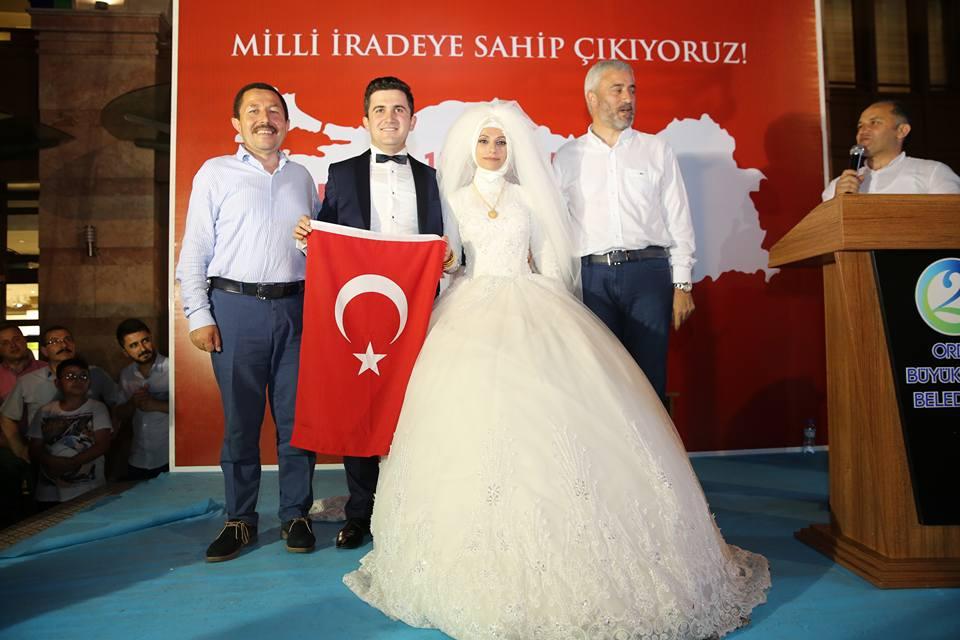 بالصور.. عروسان تركيان يشاركان في تظاهرات ضد الانقلاب