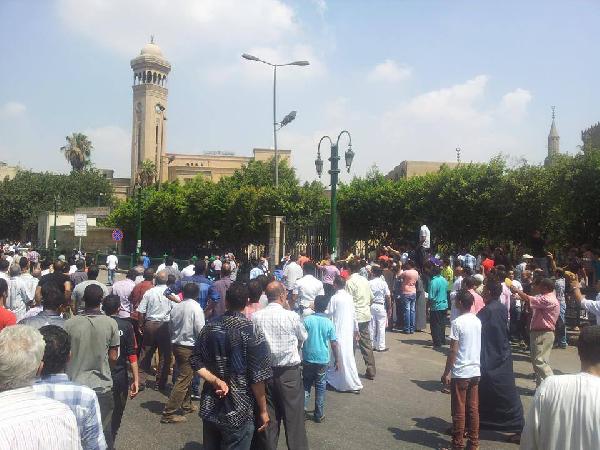 احتجاز مئات المتظاهرين داخل الجامع الأزهر