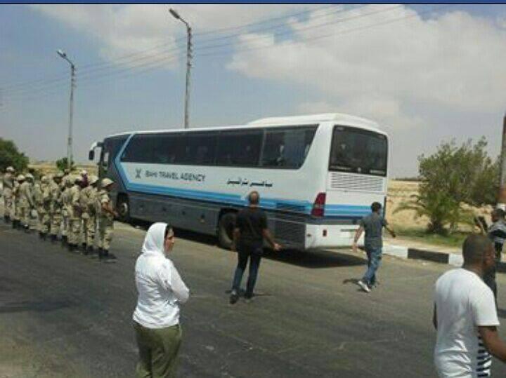 نشطاء: قوات الأمن منعت وصول قافلة الإغاثة إلى غزة