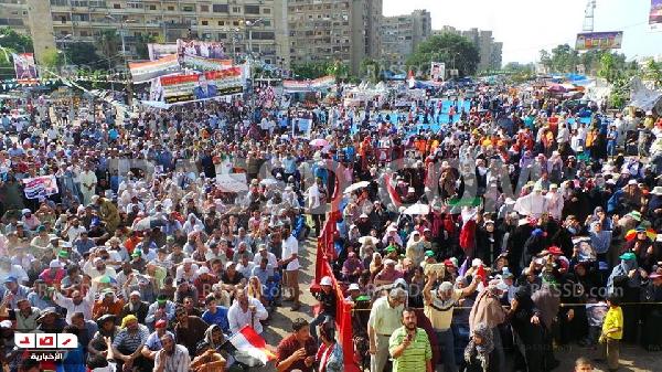 المتظاهرون للجيش:لست شهيدا بعد قتل أخيك في صلاة الفجر