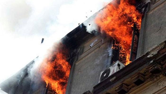 بالفيديو.. انهيار جزء من المبنى المحترق بالفجالة أثناء إطفائه