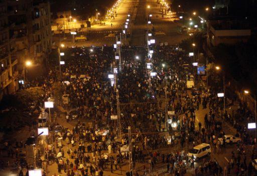 فيديو.. مجندون يرقصون مع فتيات وشباب أمام الاتحادية