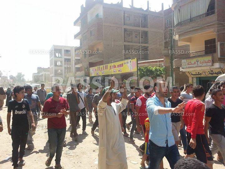 حملة مداهمات بناهيا والأهالي يردون بمسيرة