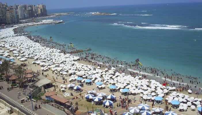 الإسكندرية تودع رمضان وتستقبل المصايف.. وشكاوى من قذارة الشواطئ