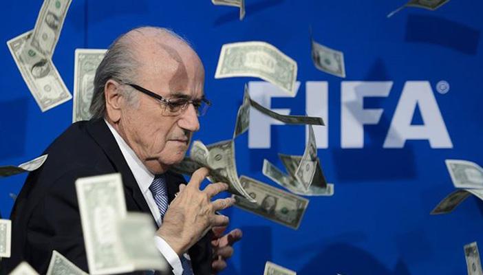 بالفيديو.. ممثل كوميدي يلقي أموالا مزورة على بلاتر