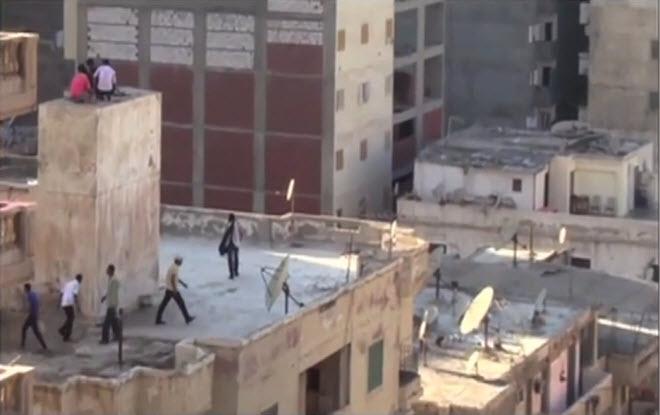 مركز بريطاني: القميص الأخضر فضح زيف فيديو إرهابي الإسكندرية