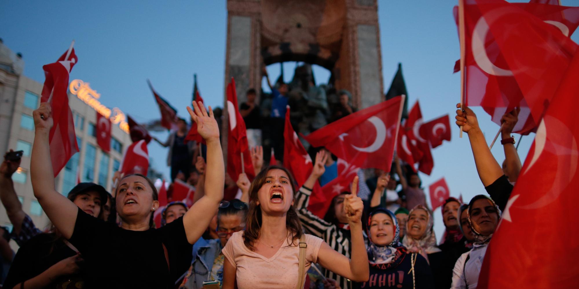 نشطاء وصحفيون أتراك يشكرون الجزيرة على تغطيتها المهنية لانقلاب تركيا