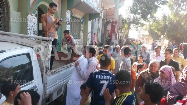 استقبال أهالي “أشمنت” في “بني سويف” لمعتقلين بعد إخلاء سبيلهما