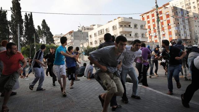 وفاة أول مصاب غزاوي متأثرًا بجراحه في مستشفى العريش