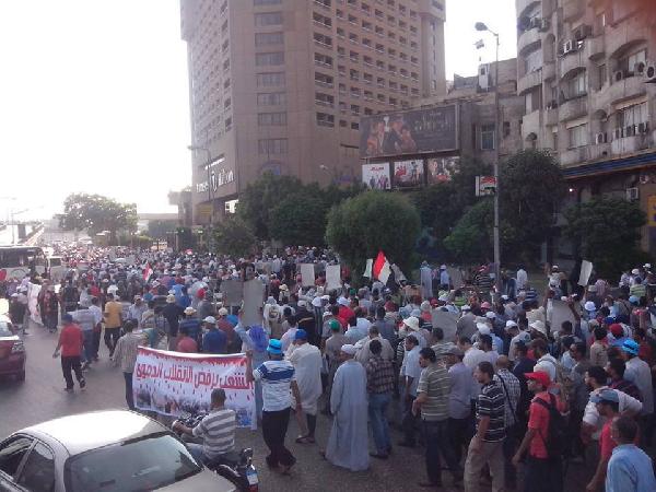 بلطجية يعتدون على مسيرة السفارة الأمريكية بالحجارة والخرطوش
