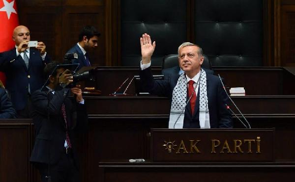 “أردوغان” يرتدي الكوفية الفلسطينية تضامنًًا مع “غزة”