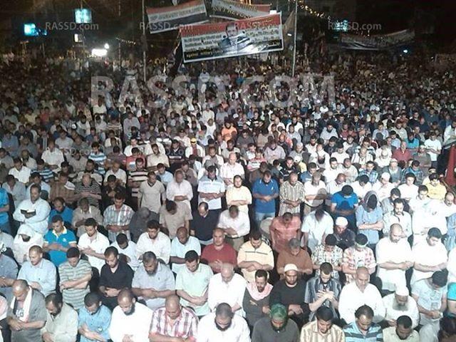 مئات الآلاف يؤدون صلاة التراويح برابعة العدوية