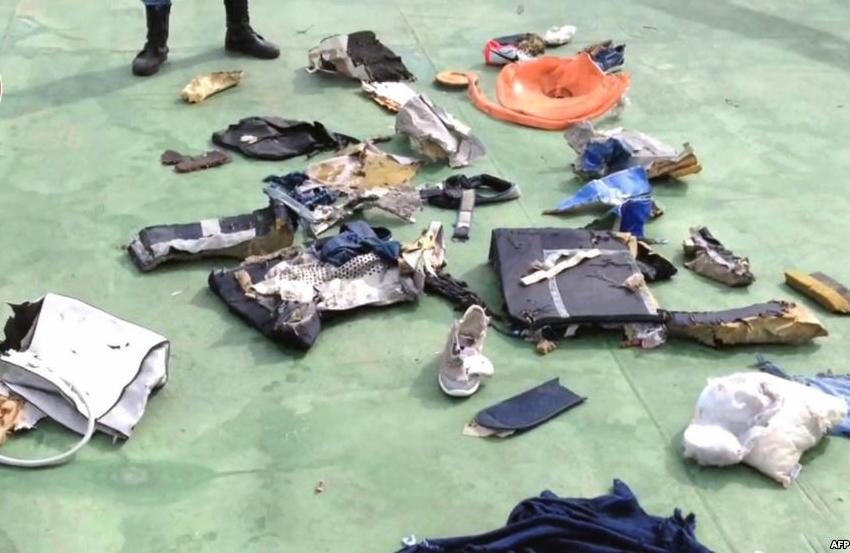 تايمز: حريق بقمرة القيادة.. أحد الاحتمالات وراء سقوط الطائرة المصرية