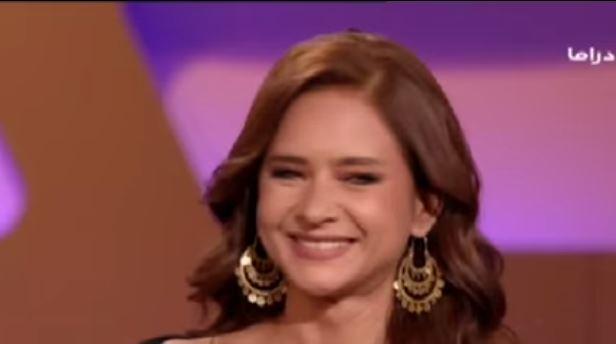 بالفيديو.. صرصار على شعر نيللي كريم يتسبب بإحراجها على الهواء