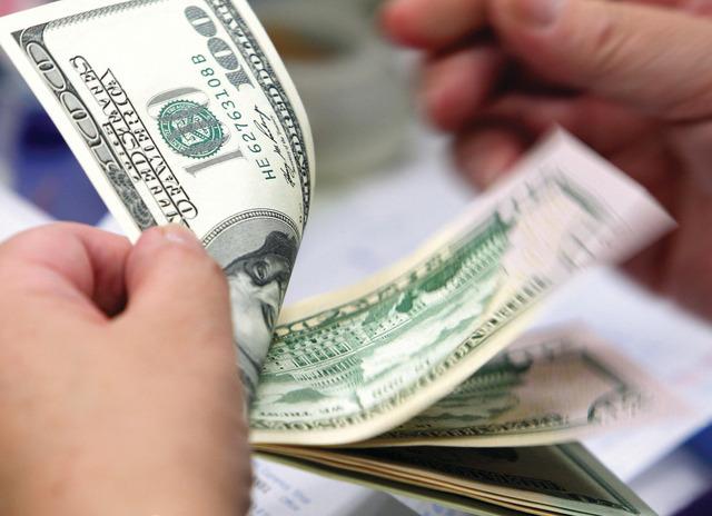 الركود يضرب سوق العملات..وصرافات تغلق أبوابها